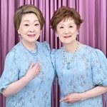 笑顔を見せる由紀さおり（左）と安田祥子