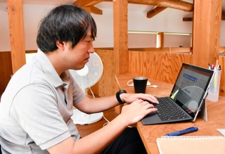 在宅勤務をする兵庫県市町振興課の北平高章さん。「集中したい時にはテレワークもいいですね」＝神戸市北区