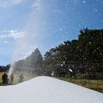 勢いよく噴き出し、ゲレンデを白く染めていく人工雪＝２３日午前、神戸市灘区六甲山町、六甲山スノーパーク（撮影・斎藤雅志）