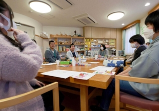 「おはなしのじかん」で語り合う阪神・淡路大震災と東日本大震災の遺児たち＝２５日午後、神戸市東灘区本庄町１（撮影・長嶺麻子）