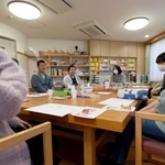 「おはなしのじかん」で語り合う阪神・淡路大震災と東日本大震災の遺児たち＝２５日午後、神戸市東灘区本庄町１（撮影・長嶺麻子）