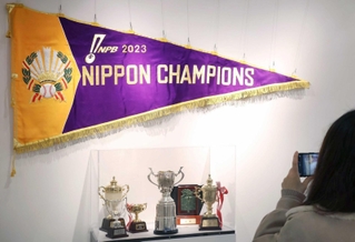 阪神タイガースが３８年ぶりに制した日本シリーズのトロフィーやペナントが並ぶ会場＝１２日午前、西宮市甲子園町