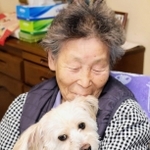 能登半島地震から１週間後に再会を果たした和田美津枝さんと愛犬ムーム＝伊丹市内
