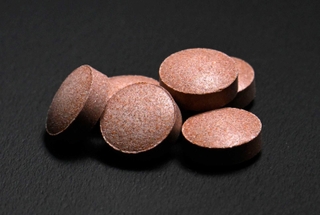 女性が服用したという小林製薬のサプリメント「紅麹コレステヘルプ」