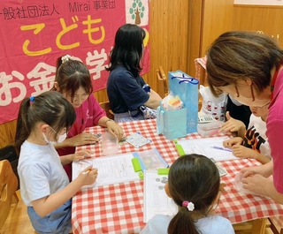 「お金の学校」を通して、商品が売れる仕組みなどを学ぶ子どもたち＝２０２３年８月（杉本さとこさん提供）