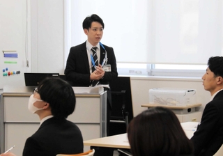 新入社員に安全に対する思いを語りかける大野将希さん＝大阪府吹田市片山町２