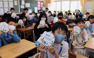 世界パラ陸上の学校観戦会パスポートを受け取った神戸市立花谷小学校の生徒たち＝神戸市須磨区東落合１