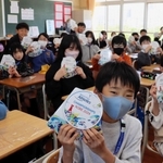 世界パラ陸上の学校観戦会パスポートを受け取った神戸市立花谷小学校の生徒たち＝神戸市須磨区東落合１