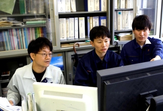 石川県珠洲市の職員らと広報業務に当たる神戸市職員の藤沢正之さん（左端）＝珠洲市役所（藤沢さん提供）