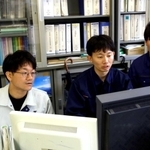 石川県珠洲市の職員らと広報業務に当たる神戸市職員の藤沢正之さん（左端）＝珠洲市役所（藤沢さん提供）