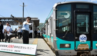 ＪＲ加古川線全線開通１００周年の記念イベントで、「出発進行」のジェスチャーをする六角精児さん＝７日午前、西脇市駅