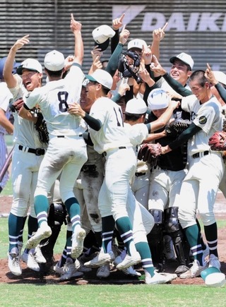 ６年ぶりの優勝を決め、喜ぶ報徳の選手たち＝２８日午後、神戸市須磨区、ほっともっとフィールド神戸（撮影・中西幸大）