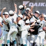 ６年ぶりの優勝を決め、喜ぶ報徳の選手たち＝２８日午後、神戸市須磨区、ほっともっとフィールド神戸（撮影・中西幸大）