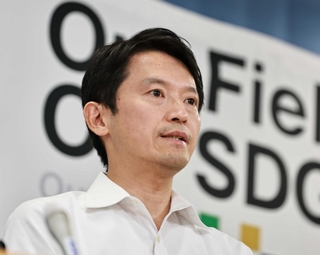 定例会見で記者からの質問に答える斎藤元彦知事＝７月３０日、兵庫県庁（撮影・長嶺麻子）