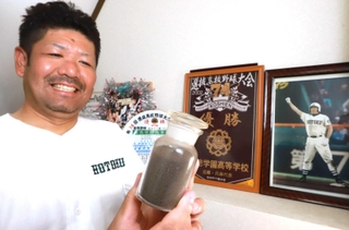 報徳学園の２００２年選抜大会優勝時に前山優さんが持ち帰った土。記念の品とともに自宅に飾っている＝神戸市長田区（撮影・吉田敦史）
