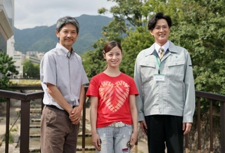 ＮＨＫ朝ドラ「おむすび」の神戸ロケに臨んだ（左から）緒形直人さん、橋本環奈さん、新納慎也さん＝２１日午後、神戸市灘区（撮影・小林良多）