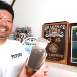 報徳学園の２００２年選抜大会優勝時に前山優さんが持ち帰った土。記念の品とともに自宅に飾っている＝神戸市長田区（撮影・吉田敦史）