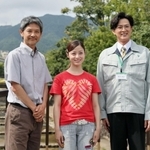 ＮＨＫ朝ドラ「おむすび」の神戸ロケに臨んだ（左から）緒形直人さん、橋本環奈さん、新納慎也さん＝２１日午後、神戸市灘区（撮影・小林良多）