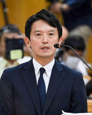 兵庫県議会の百条委員会で証人尋問に応じる斎藤元彦知事＝６日午後、神戸市中央区（いずれも代表撮影）