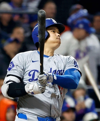 メッツ戦の１回、２試合連続本塁打となる先制ソロを放つドジャース・大谷（共同）
