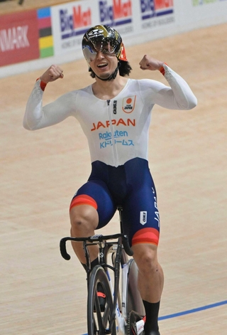 自転車トラック種目の世界選手権で、男子ケイリンを制しガッツポーズする山崎賢人（共同）