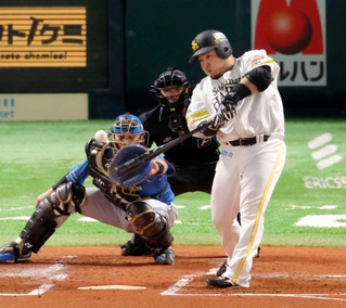 １回ソフトバンク２死一塁、山川が右中間に先制二塁打を放つ。捕手伏見