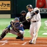 １回ソフトバンク２死一塁、山川が右中間に先制二塁打を放つ。捕手伏見