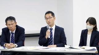 病院の現状などを説明する土居正典院長（中央）ら＝神戸市中央区八幡通４、三宮研修センター