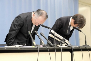 記者会見で頭を下げる兵庫県立こども病院の飯島一誠院長（左）ら＝１４日午後、県庁（撮影・井上太郎）