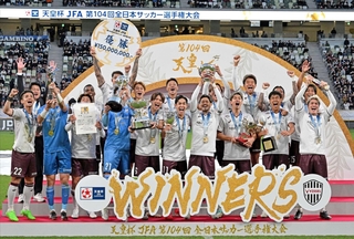 優勝を喜ぶヴィッセル神戸イレブン＝２３日午後、東京都新宿区、国立競技場（撮影・斎藤雅志）