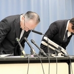 記者会見で頭を下げる兵庫県立こども病院の飯島一誠院長（左）ら＝１４日午後、県庁（撮影・井上太郎）