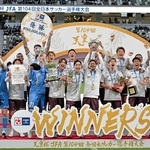 優勝を喜ぶヴィッセル神戸イレブン＝２３日午後、東京都新宿区、国立競技場（撮影・斎藤雅志）