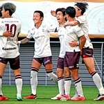 後半、宮代（右から３人目）のゴールを喜ぶ神戸イレブン（撮影・斎藤雅志）