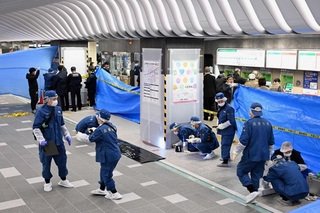 女性が刺された現場を調べる警察官ら＝１８日午後１時２０分、神戸市中央区北長狭通１