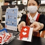 ダイエーが店頭で配布を始めたヘルプマーク＝神戸市西区糀台５、イオンフードスタイル西神中央店