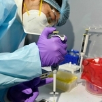 ニューデリーの研究所で行われたゲノム配列解析のデモンストレーション（ゲッティ＝共同）