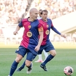 引退試合で攻め込むイニエスタさん（手前）＝味の素スタジアム