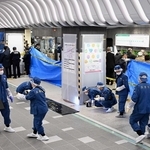 女性が刺された現場を調べる警察官ら＝１８日午後１時２０分、神戸市中央区北長狭通１