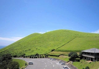 標高３１５メートルの山全体が草原に覆われた鬼岳
