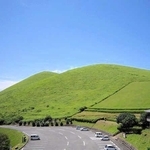 標高３１５メートルの山全体が草原に覆われた鬼岳