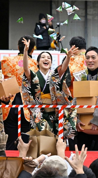 笑顔で豆をまく俳優の平祐奈さんら＝２日午後、神戸市中央区、生田神社（撮影・風斗雅博）