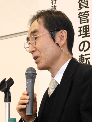 化学物質の管理法など変更点を説明する労働安全衛生総合研究所の伊藤昭好特任研究員＝神戸クリスタルホール