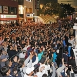 知事選終盤、斎藤元彦の街頭演説はどこも黒山の人だかりとなった＝２０２４年１１月１６日夕、神戸市中央区