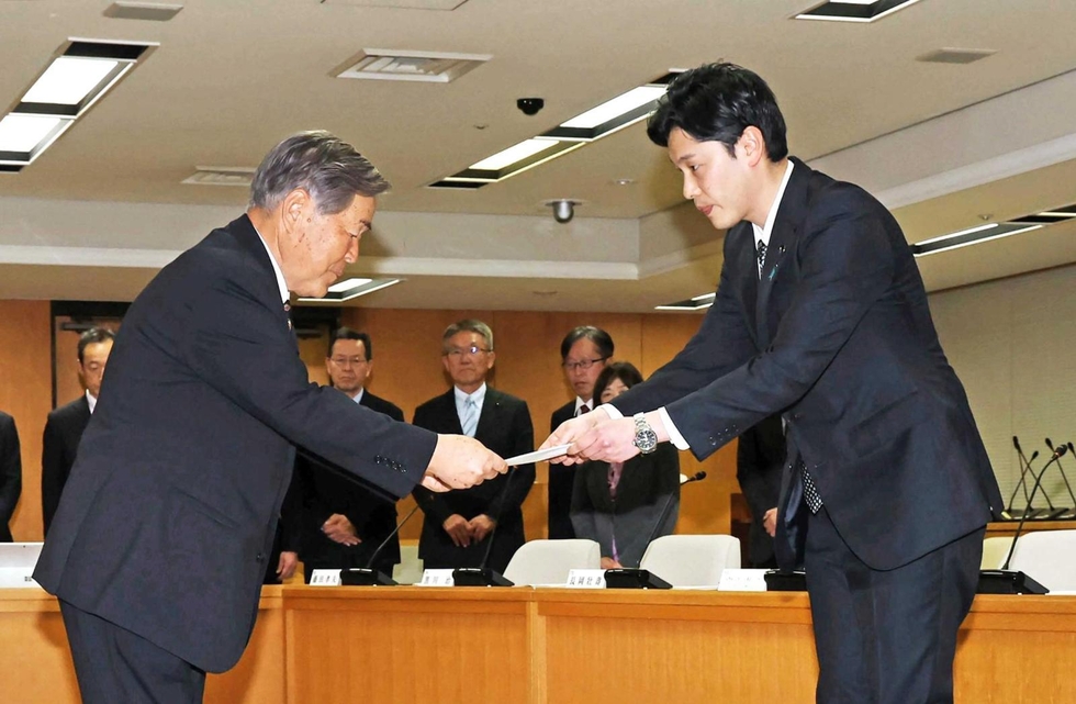 知事告発文書「一定の事実」 パワハラ「過言ではない」 通報者特定違法の可能性 百条委、報告書公表|5日付朝刊|神戸新聞NEXT