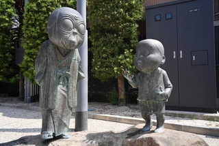 のんのんばあ（左）と少年時代の水木しげるさんの像＝いずれも鳥取県境港市（（ｃ）水木プロ）