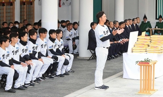 玉串を納め、かしわ手を打つ阪神タイガースの藤川球児新監督（手前右）＝６日午前、西宮神社