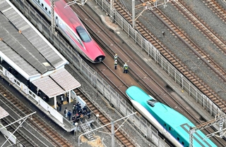 連結が外れ、ＪＲ西日暮里駅付近に停車した東北新幹線の「はやぶさ・こまち２１号」＝６日午後１時３３分、東京都荒川区