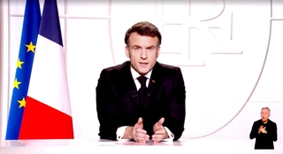 ５日、テレビ演説するフランスのマクロン大統領（中央）（ロイター＝共同）