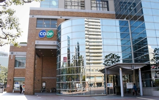 ２０２５年度の「営業終了候補店」となったコープ兵庫が入るビル＝神戸市兵庫区駅南通５