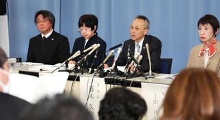 報告書をまとめた兵庫県の第三者委員会。毅然（きぜん）とした表情で会見に臨んだ＝１９日、神戸市中央区、兵庫県庁